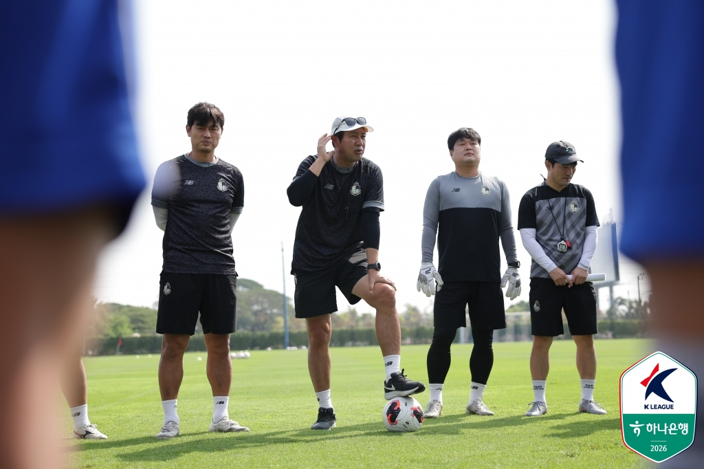 Imagen del entrenador Kim Do-gyun durante el entrenamiento del equipo. /Foto=Federación Coreana de Fútbol Profesional
