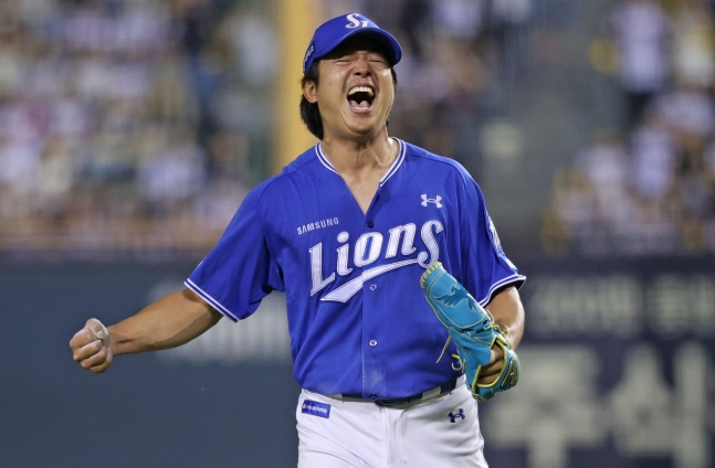 Samsung's Yang Chang-seop roars after completing a 9-inning shutout against the Busan Lotte Giants on the 24th. /Photo=Samsung Lions