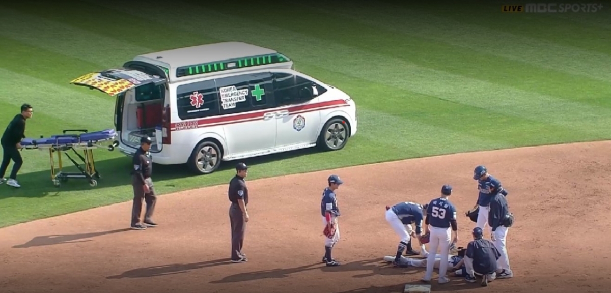 Image of the ambulance entering the Suwon KT Wiz Park field to pick up NC's Do Tae-hoon. /Photo=TVING archive