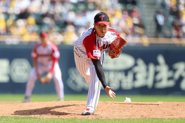 Kim Jin-su de LG lanza con éxito el día 24 en el partido contra Kiwoom en Jamsil. /foto=Proporcionado por LG Twins