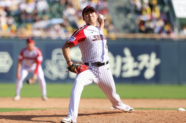 Son Ju-young de LG lanza con éxito el día 24 en el partido contra Kiwoom en Jamsil. /Foto=Proporcionado por LG Twins