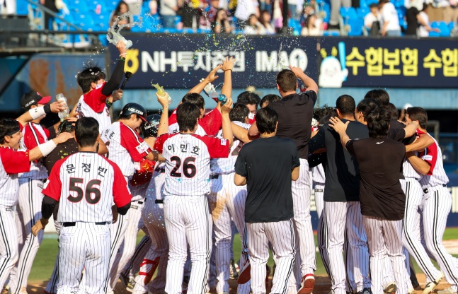 La plantilla de LG celebra tras la victoria contra Kiwoom en Jamsil el día 24. /Foto=Proporcionado por LG Twins