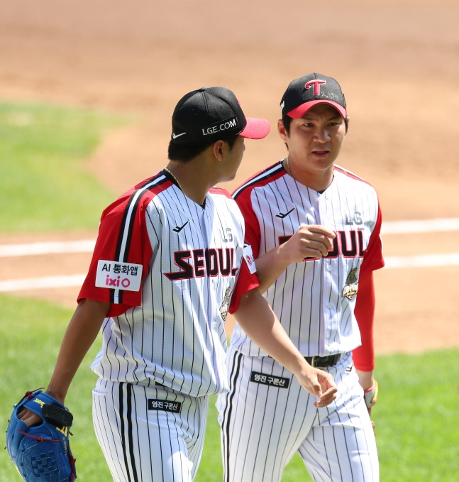 LG Oh Ji-hwan (derecha) conversa durante el partido contra Kiwoom en Jamsil el día 24. /Foto=LG Twins