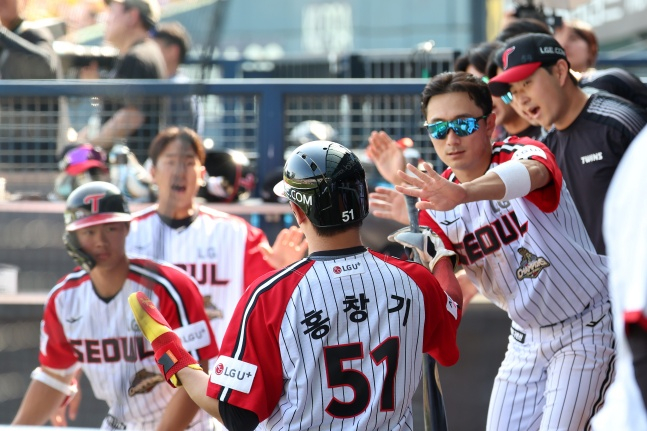 Hong Chang-ki de LG (en el centro) es recibido con una bienvenida tras anotar un tanto en el partido contra Kiwoom en Jamsil el día 24. /Foto=LG Twins
