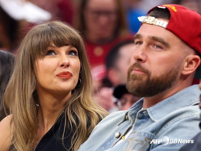 Taylor Swift (left) and Travis Kelce. /AFPBBNews=NEWS1