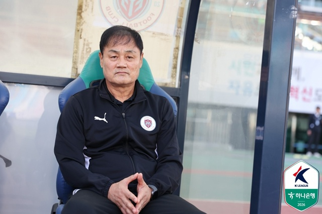 El entrenador Choi Yun-kyum del Yongin FC. /Foto=Federación Coreana de Fútbol Profesional