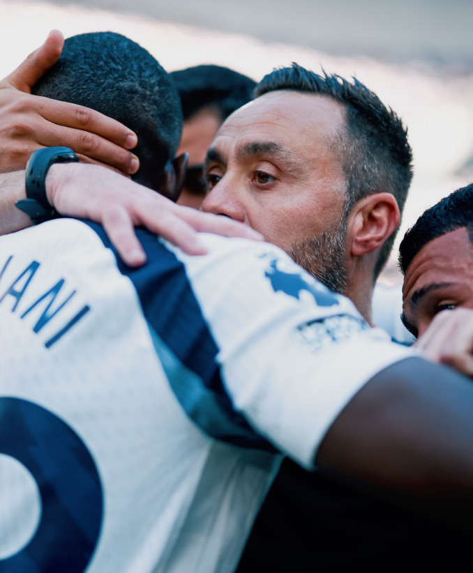 Manager Roberto De Zerbi (right) embraces a player. /Photo=Archive from Tottenham's official SNS