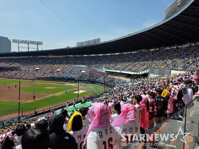 ヒーローズの昔のユニホームを着たキウムのファンが24日、蚕室（チャムシル）LG戦を訪れ、応援している。 /写真=キム·ドンユン記者