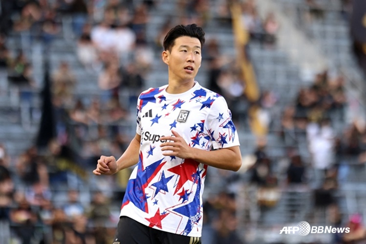 Son Heung Min khởi động trước trận đấu. /AFPBBNews = Tin tức 1