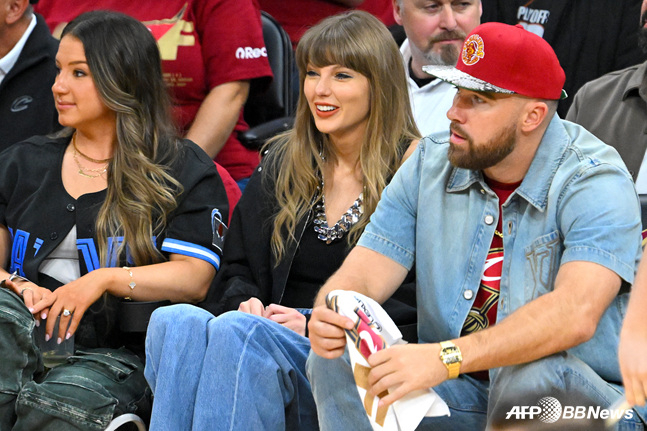 Taylor Swift and Travis Kelso (right). /AFPBBNews=NEWS1