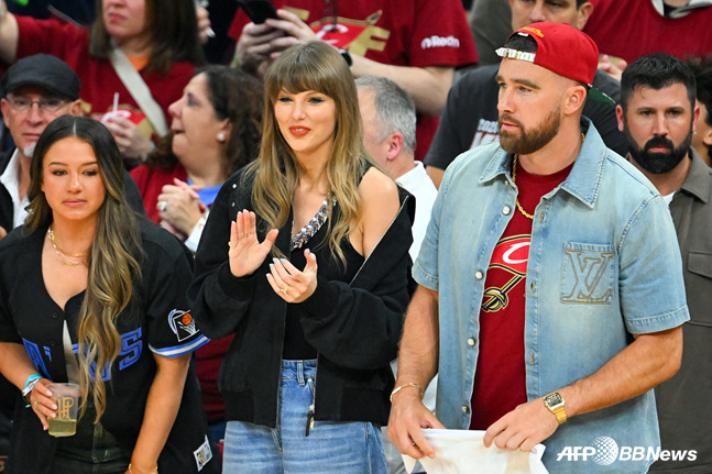 Taylor Swift and Travis Kelso (right). /AFPBBNews=NEWS1