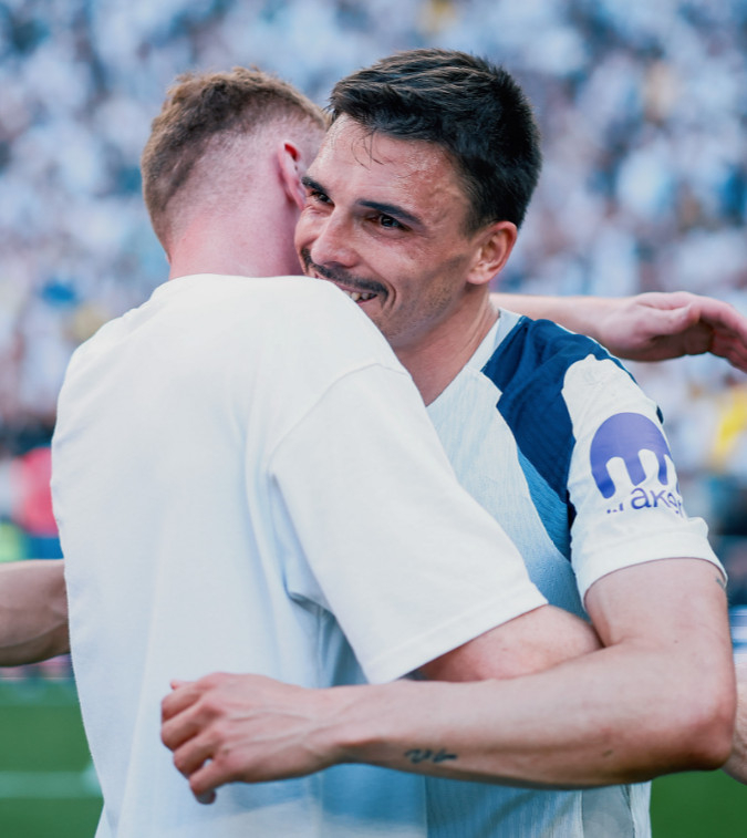 João Palhinha (derecha) celebra abrazando a sus compañeros tras vencer 1-0 al Everton en el partido de local de la 38ª y última jornada de la 'Premier League de Inglaterra 2025-2026 (EPL)' disputado el 25 (hora de Corea) en el Tottenham Hotspur Stadium de Londres, Reino Unido. /foto=Captura de las redes sociales oficiales del Tottenham