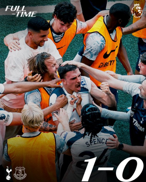 João Palhinha (en el centro) y los jugadores del Tottenham celebran. /Foto=Captura de las redes sociales oficiales del Tottenham