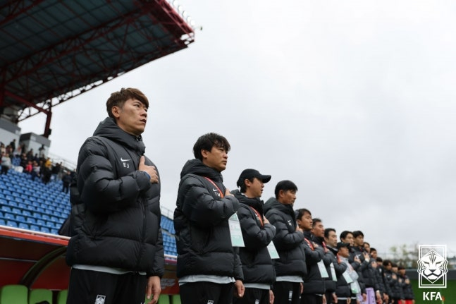 Kim Eun-jung (left), head coach. /Photo=Korea Football Association