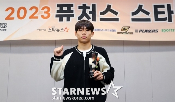 Seoul Yeongdeungpo High School's Son Seung-min shares his thoughts after winning the Football Star Award at the '2023 Future Star Awards' hosted by global sports and entertainment content media StarNews, held at Seoul Jongno-gu Gwanghwamun Building. /Photo=Reporter Kim Chang-hyun