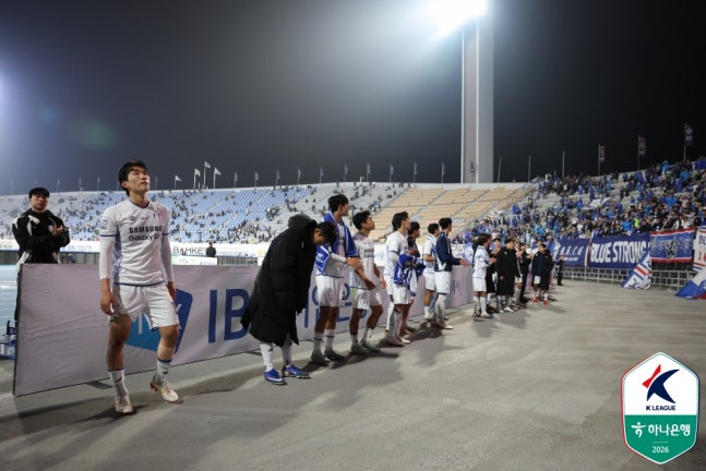 Suwon Samsung players after the loss to Suwon FC. /Photo=Korea Professional Football League