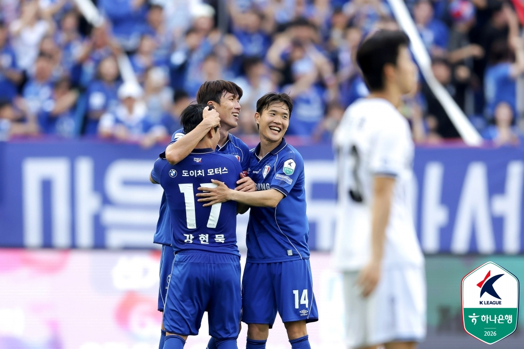 Các cầu thủ Suwon Samsung đang ăn mừng ngay sau bàn thắng đầu tiên trong trận đấu vòng 13 K-League 222026 của Ngân hàng Hana được tổ chức tại sân vận động World Cup Suwon vào lúc 4:30 chiều ngày 25. /Ảnh = Liên đoàn bóng đá chuyên nghiệp Hàn Quốc cung cấp
