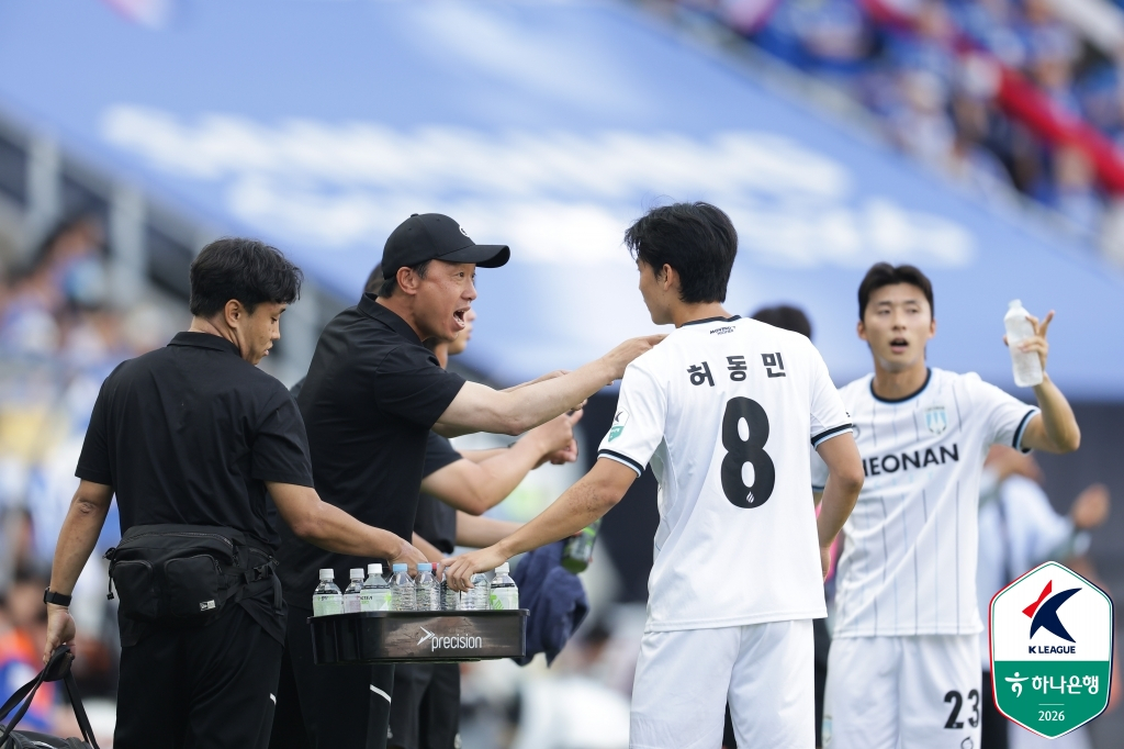 Huấn luyện viên Park Jin-seop (giữa) Cheonan đang ra lệnh tác chiến trong trận đấu vòng 13 K-League 222026 của Ngân hàng Hana được tổ chức tại sân vận động World Cup Suwon vào lúc 4:30 chiều ngày 25. /Ảnh = Liên đoàn bóng đá chuyên nghiệp Hàn Quốc cung cấp