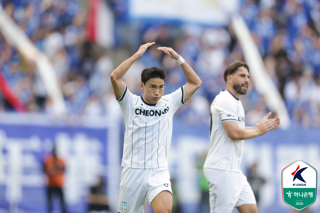 Lee Sang-joon đang ăn mừng bằng cách ghi bàn gỡ hòa trong trận đấu vòng 13 K-League 222026 của Ngân hàng Hana được tổ chức tại sân vận động World Cup Suwon vào lúc 4:30 chiều ngày 25. /Ảnh = Liên đoàn bóng đá chuyên nghiệp Hàn Quốc cung cấp