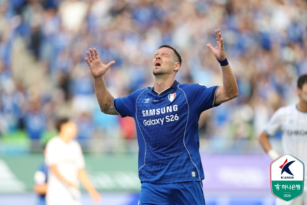 Vào lúc 4:30 chiều ngày 25, trong trận đấu vòng 13 của K-League 222026 của Ngân hàng Hana tại sân vận động World Cup Suwon, Ilyuchenko đã rất cảm kích khi ghi bàn thắng dẫn đầu của Suwon Samsung. /Ảnh = Liên đoàn bóng đá chuyên nghiệp Hàn Quốc cung cấp