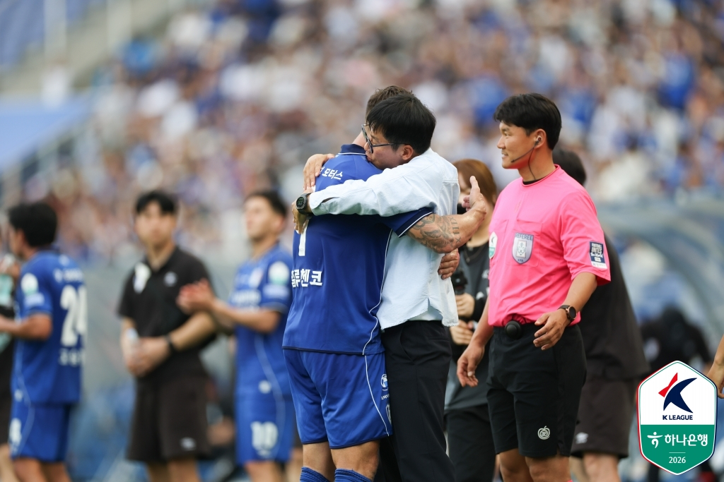 Huấn luyện viên Lee Jung-hyo (phải) Suwon Samsung đang ôm lấy Chenko, người đã ghi bàn thắng đầu tiên của mùa giải trong vòng 13 của K-League 222026 của Ngân hàng Hana được tổ chức tại sân vận động World Cup Suwon vào lúc 4:30 chiều ngày 25. /Ảnh = Liên đoàn bóng đá chuyên nghiệp Hàn Quốc cung cấp