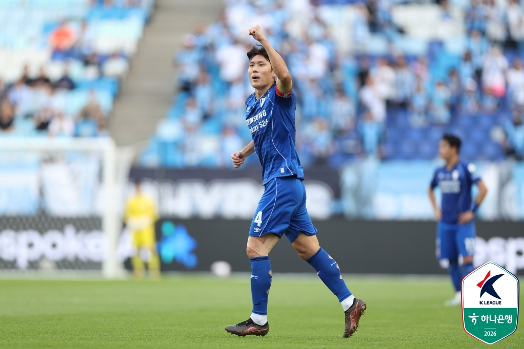 ソン·ジュフンが25日午後4時30分、水原（スウォン）W杯競技場で行われたハナ銀行Kリーグ2·2026第13ラウンドの試合中、先制ゴールを決めて拳を握りしめている。 /写真=韓国プロサッカー連盟提供