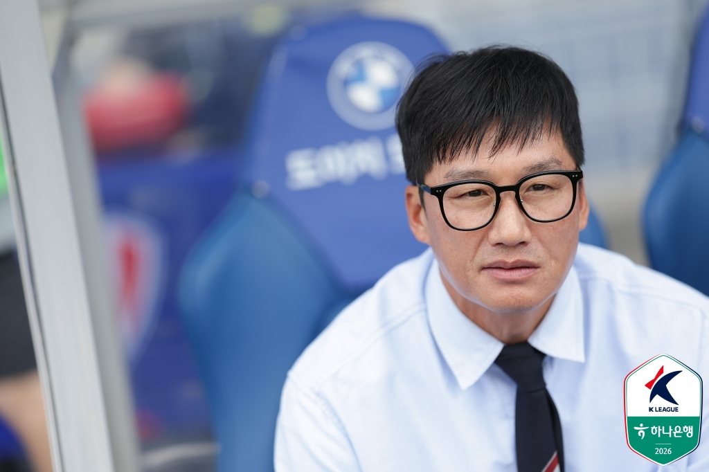 李ジョンヒョ水原三星（スウォン·サムスン）監督が25日午後4時30分、水原ワールドカップ競技場で行われたハナ銀行Kリーグ2·2026第13ラウンドの試合を見守っている。 /写真=韓国プロサッカー連盟提供