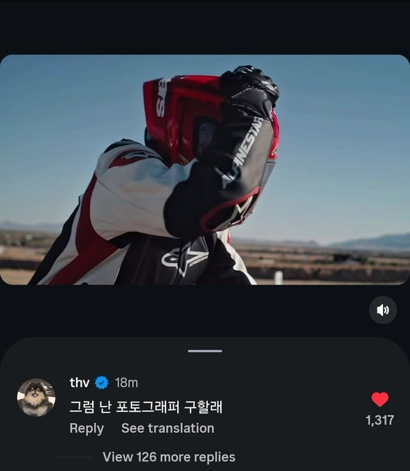 V filmando durante el concierto / Foto: captura de video de cuenta de fans de BTS