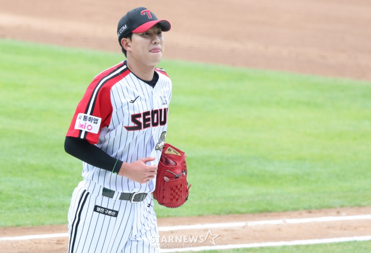 Матч между LG Twins и NC Dinos в лиге SOL KBO 2026 состоялся 3-го числа на бейсбольном стадионе Джамсиль в Сеуле. Стартер LG Ли Сан Ён заменяется четыре раза. /Фото = Ожидание Ким Чжин Гёна