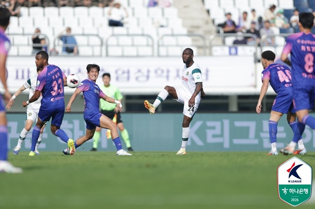Paju Frontier-Gimpo FC (Đồng phục trắng). /Ảnh = Liên đoàn bóng đá chuyên nghiệp Hàn Quốc cung cấp