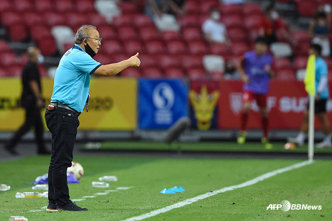 Coach Park Hang-seo coaching players. /AFPBBNews=NEWS1