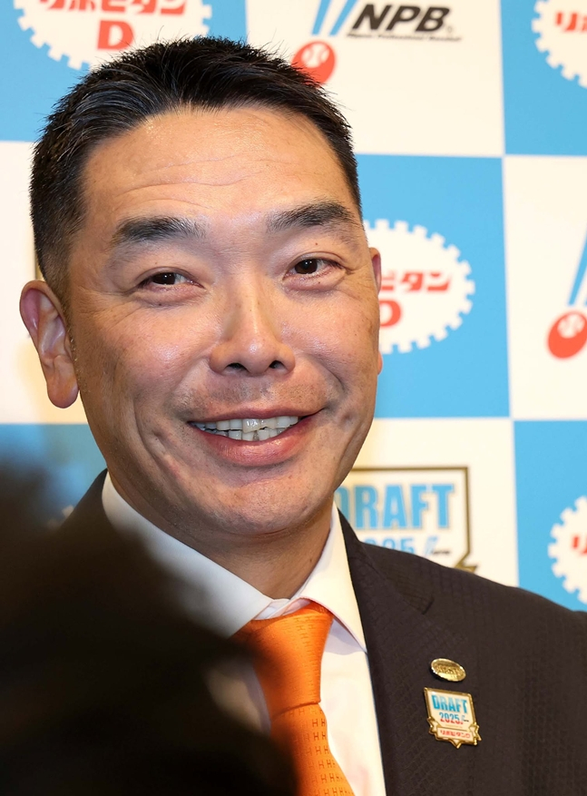 李承燁(イ·スンヨプ)1軍打撃コーチ(左から)、松井秀喜巡回コーチ、阿部慎之助読売監督。 /写真=読売ジャイアンツ公式SNS