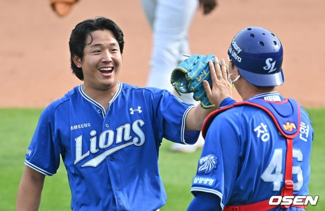 Inmediatamente después de completar el shutout el día 24, Yang Chang-seop (izquierda) y Jang Seung-hyun.