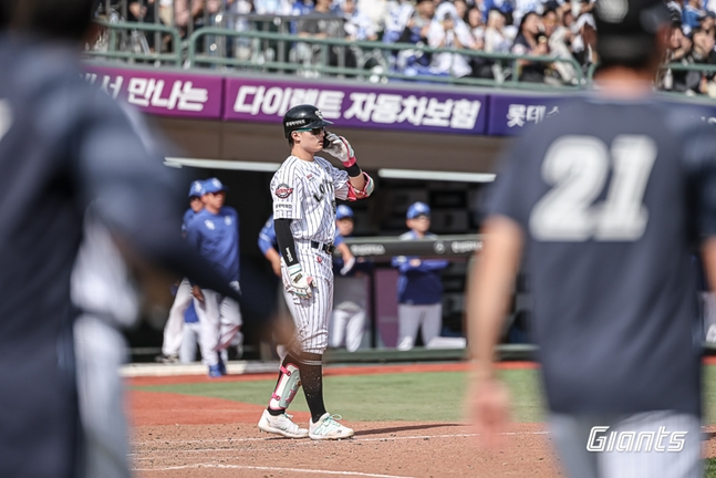 El 18 de mayo de 2025, Yoon Dong-hee (en el centro) observa el montículo del pitcher justo después del lanzamiento de Yang Chang-seop. /foto=Lotte Giants