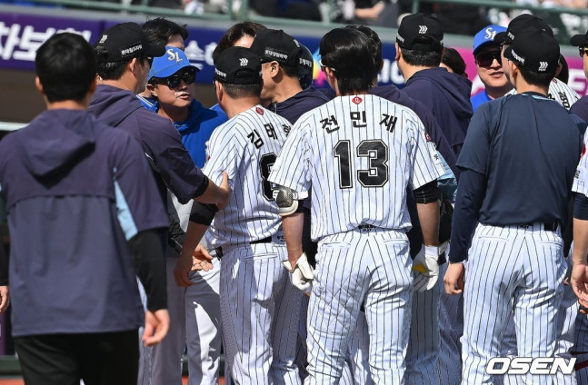 Kim Tae-hyung y el resto del equipo de Lotte, el 18 de mayo de 2025, estallaron en una disputa en el banquillo tras la frustración provocada por el lanzamiento de Yang Chang-seop.