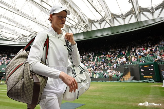 Jannik Sinner apareció en el Abierto de Wimbledon de 2023 con un bolso de lujo. /AFPBBNews=NEWS1