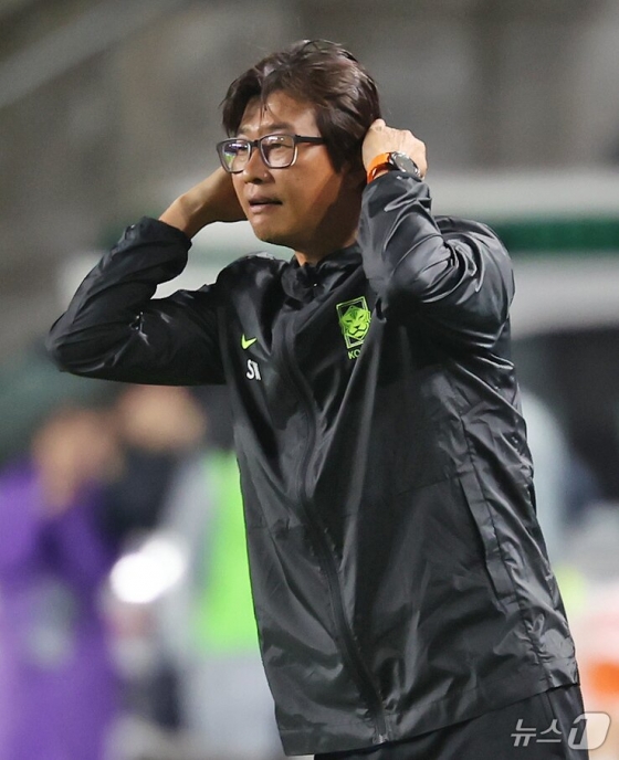 Shin Sang-woo, entrenador de la selección femenina de Corea, observa el partido contra Taiwán en la tercera jornada del Campeonato E-1 de la Federación Asiática de Fútbol del Este (EAFF) 2025 (Copa de Asia Oriental), celebrado el 7 del año pasado en el Estadio Mundialista de Suwon. /foto=NEWS1