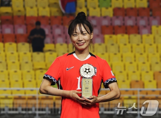 Jang Seol-gi sonríe mientras recibe el premio a la Jugadora Más Valiosa (MVP) del Campeonato de la EAFF E-1 (Copa de Asia Oriental) 2025. /Foto=NEWS1