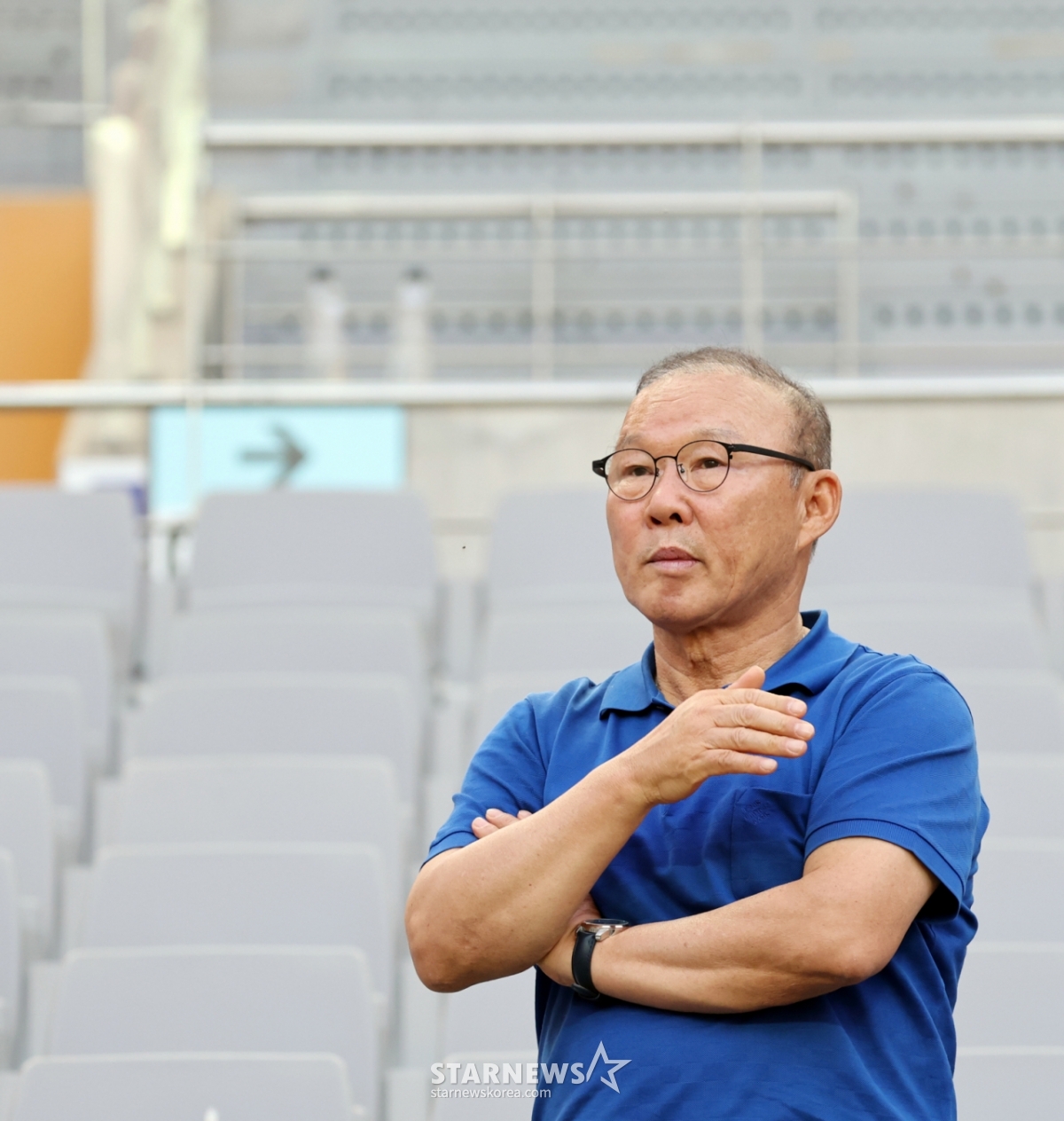 Park Hang-seo, vice president of the Korea Football Association, is seen watching the Ha Neun (CEO) team during official training at Seoul World Cup Stadium ahead of the final match of the North America World Cup qualifiers against Kuwait in June last year. /Photo=Senior reporter Kang Young-jo