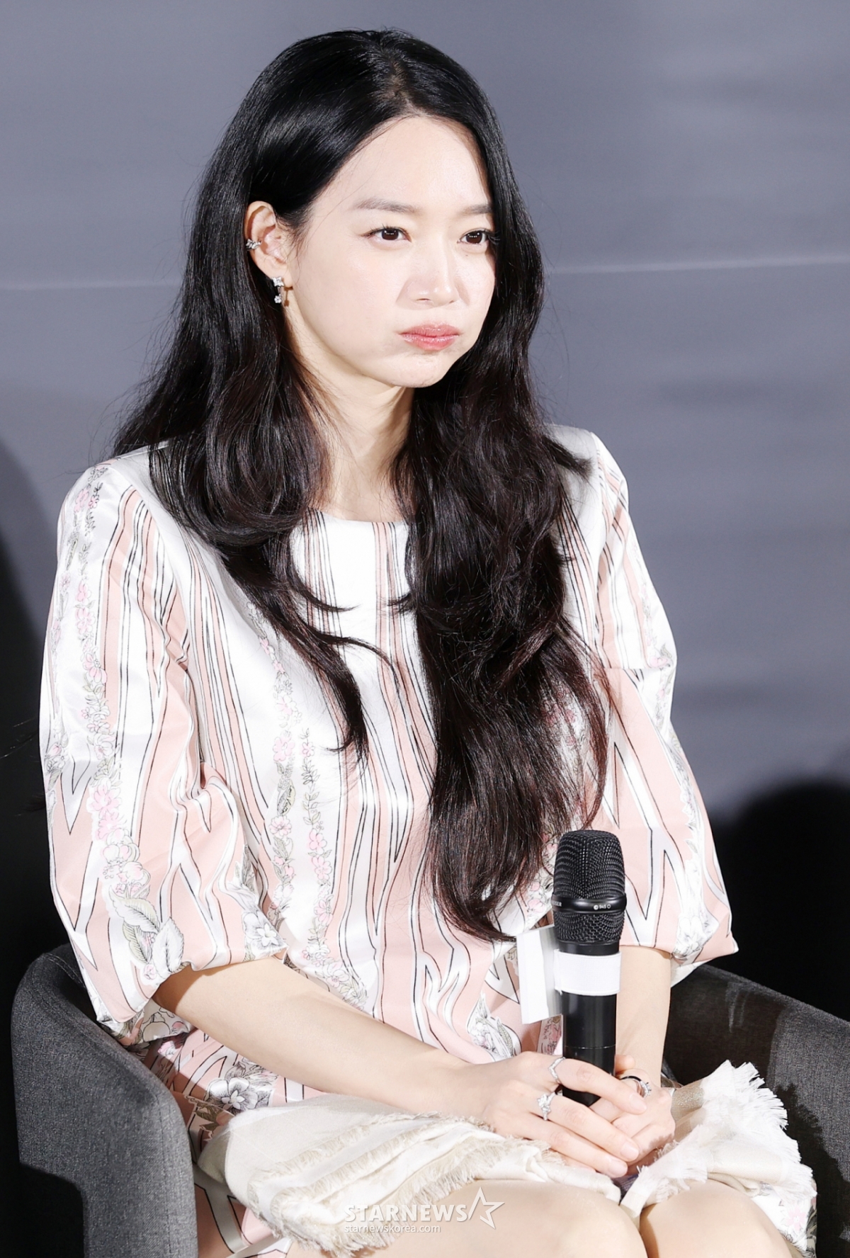 俳優のシン·ミナが26日、ソウル龍山区CGVアイパークモールで行われた映画「瞳」の製作報告会に参加し、質疑応答をしている。 /2026.05.26 /写真=キム·フィソン hwijpg@