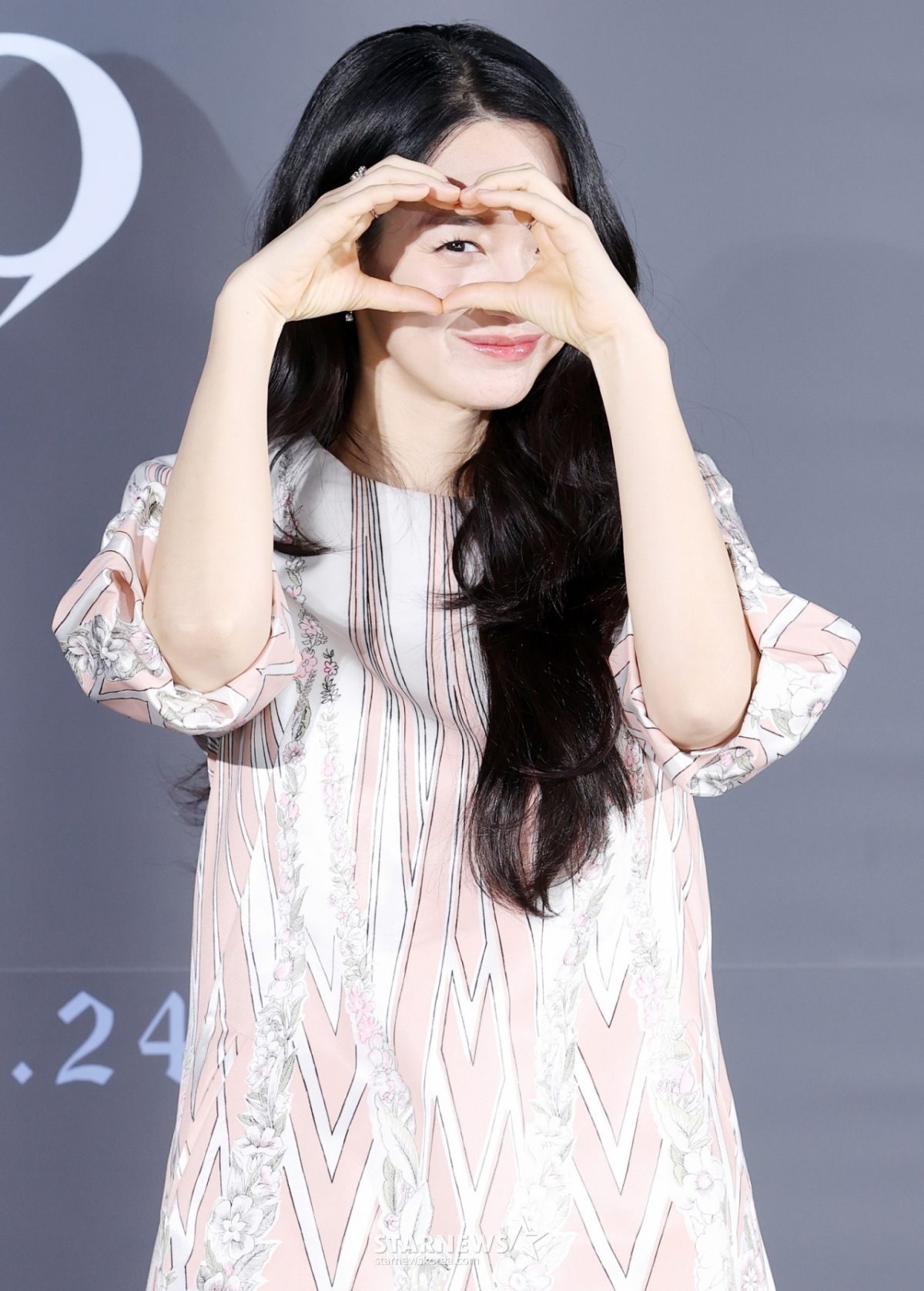 La actriz Shin Min-a posó en el informe de producción de la película 'Pupilas', celebrado el 26 en el CGV Yongsan I-Park Mall de Seúl. /foto=Kim Hwi-seon hwijpg@