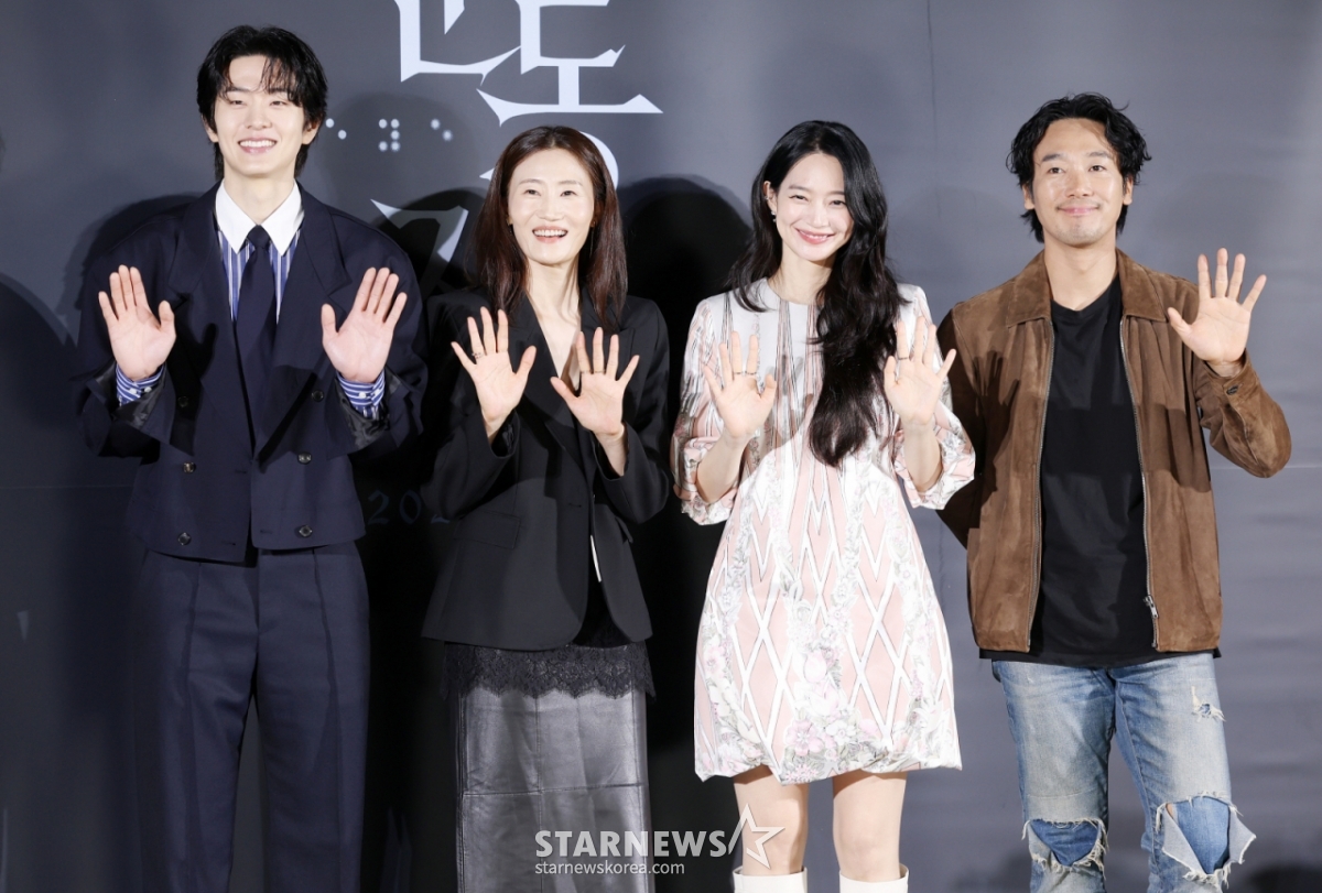 Los actores Lee Seung-ryong, Kim Young-a, Shin Min-a y Kim Nam-hee posaron el 26 en el informe de producción de la película 'Pupilas', celebrado en el CGV Yongsan I-Park Mall de Seúl. /2026.05.26 /Foto=Kim Hwi-seon hwijpg@