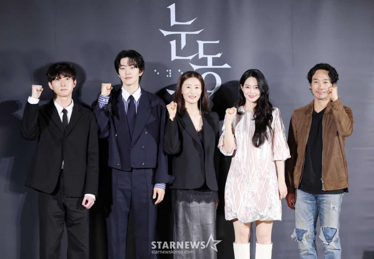 El director Yeom Ji-ho, junto con los actores Lee Seung-ryong, Kim Young-a, Shin Min-a y Kim Nam-hee, posaron el 26 en el informe de producción de la película 'Pupilas', celebrado en el CGV Yongsan I-Park Mall de Seúl. /2026.05.26 /Foto=Kim Hwi-seon hwijpg@
