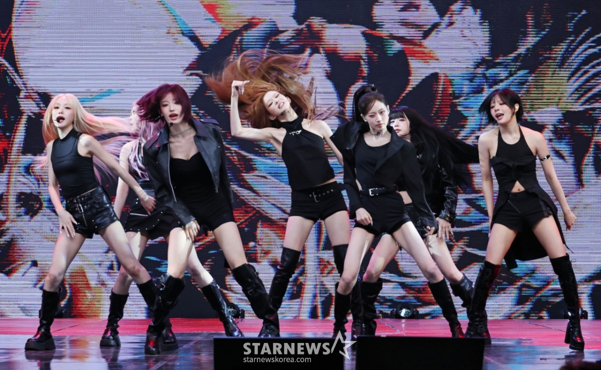 El grupo femenino Billie (Billlie) presentó su canción principal durante el showcase de celebración del lanzamiento de su primer álbum completo 'the collective soul and unconscious: chapter two', celebrado el 6 de la tarde en el vestíbulo público de SBS Prism Tower en Sangam-dong, distrito de Mapo, Seúl. El álbum incluye un total de 12 pistas, entre ellas la canción principal 'ZAP', así como ' $ECRET no more', 'TBD', 'B'yond me', 'SOUPASTA', 'OFF-AIR' y varios temas remezclados. /foto=Lee Dong-hoon photoguy@