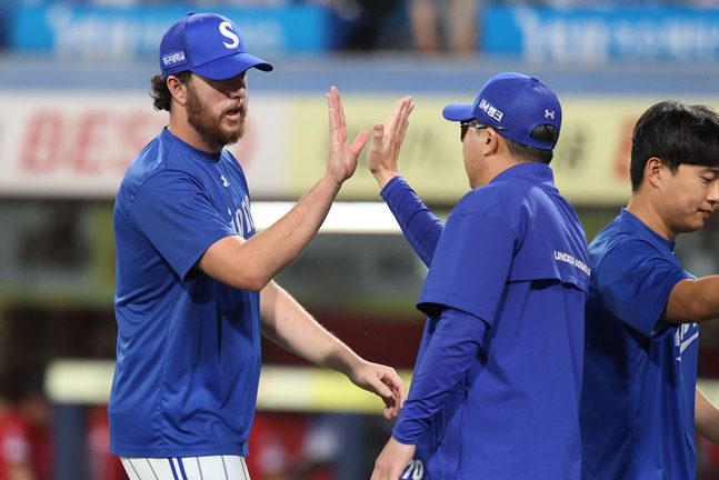 Jack Orcllin (left) and manager Park Jin-man. /Photo=Samsung Lions