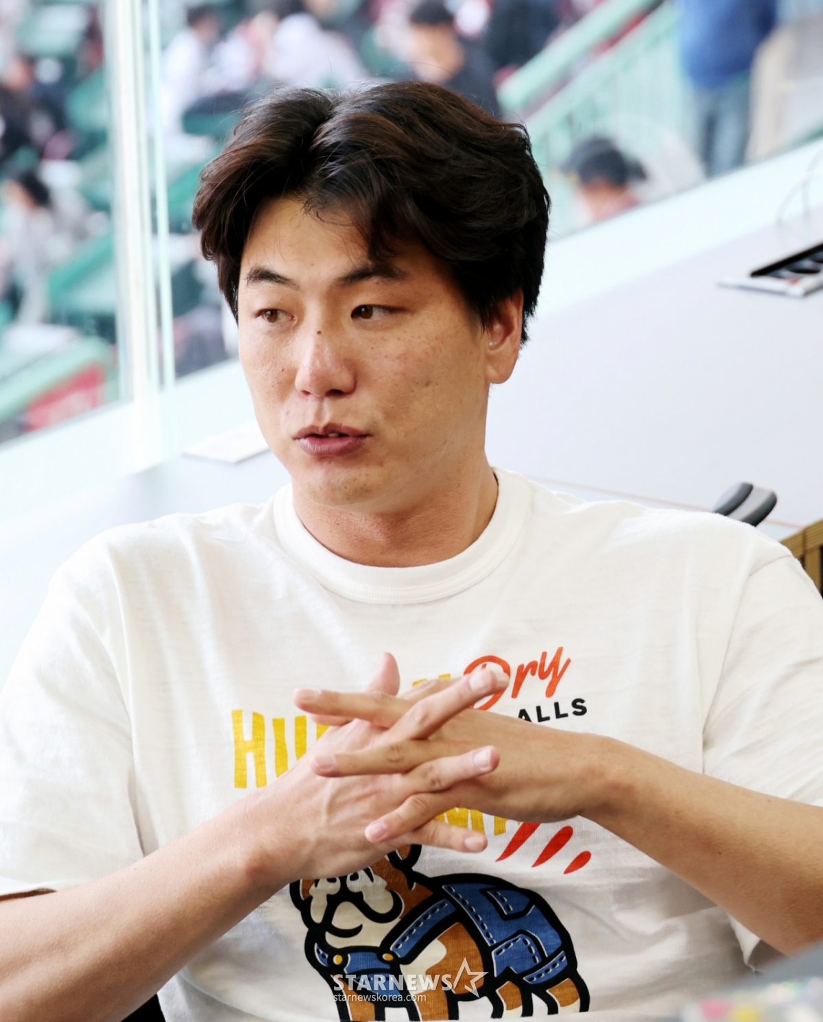 Kim Kwang-hyun, currently undergoing rehabilitation after surgery to remove an overgrown bone in his shoulder, visited the press room ahead of the 2026 KBO League match between SSG Landers and KT Wiz scheduled for the 24th, discussing his post-surgical condition and overall health with reporters. 2026.04.24. /Photo=Senior reporter Kang Young-jo cameratalks@