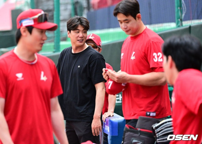 Kim Kwang-hyun (center) visits the first-division team.