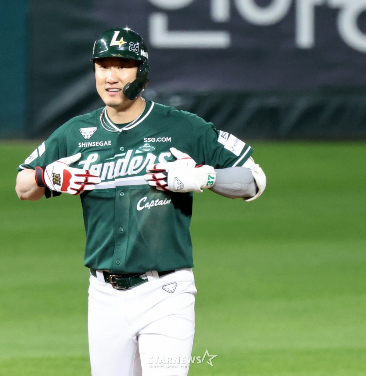 Landers Oh Tae-gon celebrates after hitting a one-run RBI double in the bottom of the 5th inning during the 2026 KBO League match between SSG Landers and KT Wiz held at Landers Field on the 24th. 2026.04.24. Landers Oh Tae-gon celebrates after hitting a one-run RBI double in the bottom of the 5th inning during the 2026 KBO League match between SSG Landers and KT Wiz held at Landers Field on the 24th. 2026.04.24. /Photo=Senior reporter Kang Young-jo cameratalks@