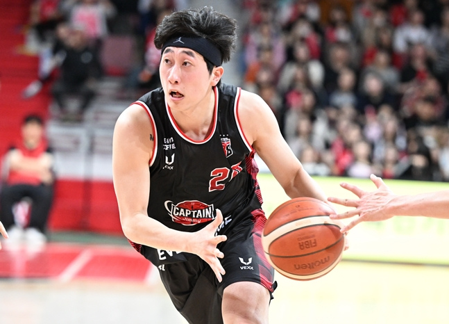 So Jun-hyeok rompiendo la defensa. /Foto=KBL