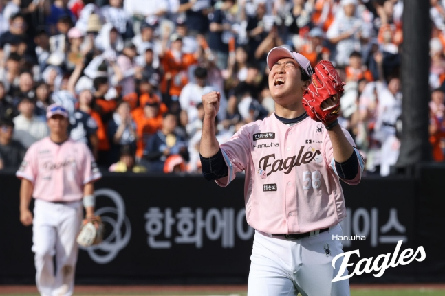 El lanzador de Hanwha, Park Sang-won, rugió tras asegurar la victoria de su equipo ante los Doosan Bears el pasado día 24. /foto=proporcionado por Hanwha Eagles